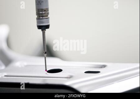 Gros plan sur le concept industriel et automobile de machine de mesure 3D automatique professionnelle. Vidéos 4k de haute qualité Banque D'Images