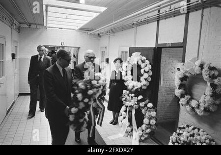 Marche silencieuse le long du couloir de la mort 601 à la prison de Scheveningen ( Seconde Guerre mondiale ); des couronnes sont déposées, a laissé le ministre Van der Stoel, 10 septembre 1977, CELLULES DE LA MORT, prisons, Couronnes, pays-Bas, Agence de presse du XXe siècle photo, nouvelles à retenir, documentaire, photographie historique 1945-1990, histoires visuelles, L'histoire humaine du XXe siècle, immortaliser des moments dans le temps Banque D'Images