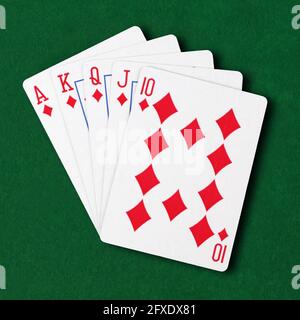 Diamants royal flush plat sur table de carte verte gagnant main concept d'affaires Banque D'Images