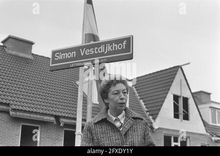 Panneau de rue Simon Vestdijkhof à Doorn dévoilé par Mme m. A. C. M. Vestdijk van der Hoeven, 15 novembre 1986, signes, dévoilement, Pays-Bas, Agence de presse du XXe siècle photo, nouvelles à retenir, documentaire, photographie historique 1945-1990, histoires visuelles, L'histoire humaine du XXe siècle, immortaliser des moments dans le temps Banque D'Images