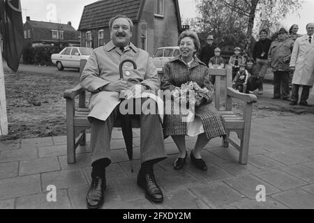 Panneau de rue Simon Vestdijkhof à Doorn dévoilé par Mme m. A. C. M. Vestdijk-van der Hoeven; le maire Reering de Doorn et Mme Vestdijk, 15 novembre 1986, signe, dévoile, Pays-Bas, Agence de presse du XXe siècle photo, nouvelles à retenir, documentaire, photographie historique 1945-1990, histoires visuelles, L'histoire humaine du XXe siècle, immortaliser des moments dans le temps Banque D'Images