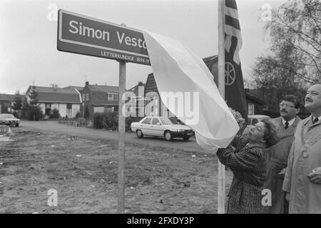 Panneau de rue Simon Vestdijkhof à Doorn dévoilé par Mme m. A. C. M. Vestdijk van der Hoeven; Mme Vestdijk dévoile le panneau de signalisation, 15 novembre 1986, panneaux, dévoilement, Pays-Bas, Agence de presse du XXe siècle photo, nouvelles à retenir, documentaire, photographie historique 1945-1990, histoires visuelles, L'histoire humaine du XXe siècle, immortaliser des moments dans le temps Banque D'Images