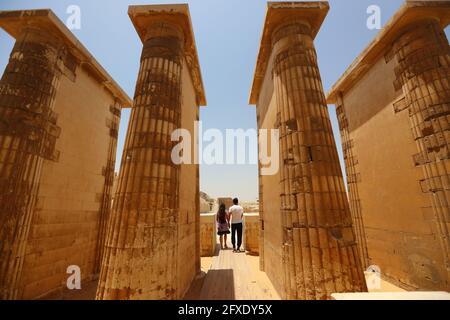 Le Caire, Égypte. 26 mai 2021. Les touristes visitent le complexe Pyramide Step dans la nécropole de Saqqara près de la capitale le Caire, Egypte, 26 mai 2021. La Pyramide Step, site classé au patrimoine mondial de l'UNESCO, a été conçue et construite par l'architecte Imhotep au 27ème siècle avant Jésus-Christ pendant la troisième dynastie pour tenir la momie du Pharaon Djoser. Credit: Sui Xiankai/Xinhua/Alay Live News Banque D'Images