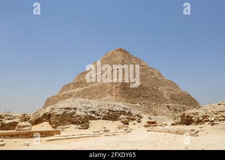 Le Caire. 26 mai 2021. Photo prise le 26 mai 2021 montre la Pyramide de pas dans la nécropole de Saqqara près de la capitale le Caire, Egypte. La Pyramide Step, site classé au patrimoine mondial de l'UNESCO, a été conçue et construite par l'architecte Imhotep au 27ème siècle avant Jésus-Christ pendant la troisième dynastie pour tenir la momie du Pharaon Djoser. Credit: Sui Xiankai/Xinhua/Alay Live News Banque D'Images