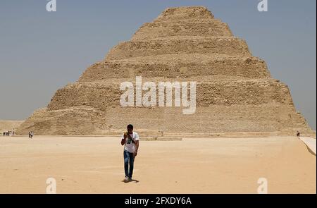 Le Caire, Égypte. 26 mai 2021. Les touristes visitent le complexe Pyramide Step dans la nécropole de Saqqara près de la capitale le Caire, Egypte, 26 mai 2021. La Pyramide Step, site classé au patrimoine mondial de l'UNESCO, a été conçue et construite par l'architecte Imhotep au 27ème siècle avant Jésus-Christ pendant la troisième dynastie pour tenir la momie du Pharaon Djoser. Crédit: Wang Dongzhen/Xinhua/Alay Live News Banque D'Images