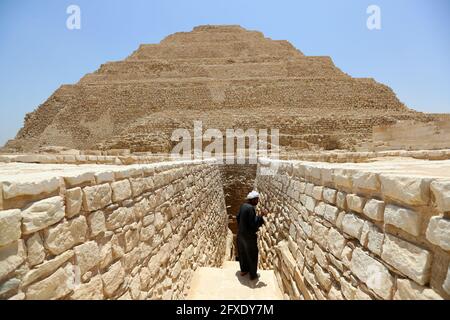 Le Caire, Égypte. 26 mai 2021. Un homme est vu à l'entrée vers la Pyramide du pas dans la nécropole de Saqqara près de la capitale le Caire, Egypte, 26 mai 2021. La Pyramide Step, site classé au patrimoine mondial de l'UNESCO, a été conçue et construite par l'architecte Imhotep au 27ème siècle avant Jésus-Christ pendant la troisième dynastie pour tenir la momie du Pharaon Djoser. Credit: Sui Xiankai/Xinhua/Alay Live News Banque D'Images