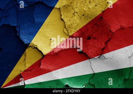 Drapeau des Seychelles peint sur un mur fissuré Banque D'Images