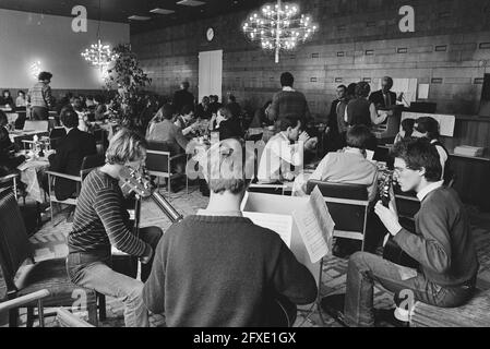 Des étudiants des départements de musique jouent dans le restaurant d'État du Parlement pour protester contre la réduction de 7.5% de la rémunération des enseignants, 8 mars 1983, actions, coupures, Musiciens, musique, éducation musicale, pays-Bas, Agence de presse du XXe siècle photo, news to remember, documentaire, photographie historique 1945-1990, histoires visuelles, L'histoire humaine du XXe siècle, immortaliser des moments dans le temps Banque D'Images