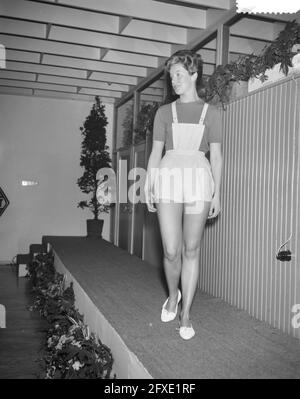 Salon de mode Sturkami dans le bâtiment Renault à Amsterdam, 23 mars 1960, pays-Bas, agence de presse du XXe siècle photo, news to Remember, documentaire, photographie historique 1945-1990, histoires visuelles, L'histoire humaine du XXe siècle, immortaliser des moments dans le temps Banque D'Images