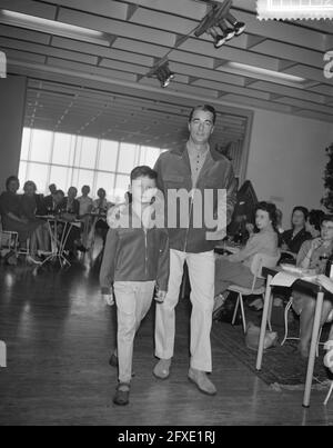Salon de mode Sturkami dans le bâtiment Renault à Amsterdam, 23 mars 1960, pays-Bas, agence de presse du XXe siècle photo, news to Remember, documentaire, photographie historique 1945-1990, histoires visuelles, L'histoire humaine du XXe siècle, immortaliser des moments dans le temps Banque D'Images