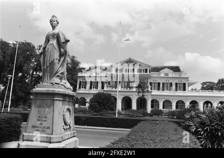 Suriname, scènes de rue à Paramaribo; statue de la reine Wilhelmina avec la maison du gouverneur derrière elle, 1er avril 1975, gouverneurs, maisons, Statues, pays-Bas, Agence de presse du XXe siècle photo, nouvelles à retenir, documentaire, photographie historique 1945-1990, histoires visuelles, L'histoire humaine du XXe siècle, immortaliser des moments dans le temps Banque D'Images