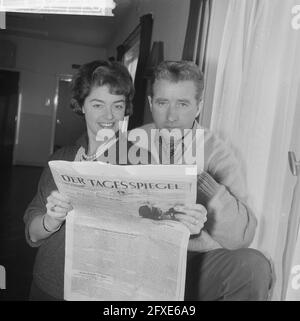 Teddy et Henk Scholten vont à la télévision allemande, 11 décembre 1961, artistes, télévision, Chanteurs, pays-Bas, Agence de presse du XXe siècle photo, nouvelles à retenir, documentaire, photographie historique 1945-1990, histoires visuelles, L'histoire humaine du XXe siècle, immortaliser des moments dans le temps Banque D'Images
