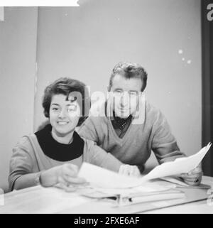 Teddy et Henk Scholten vont à la télévision allemande, 11 décembre 1961, artistes, télévision, Chanteurs, pays-Bas, Agence de presse du XXe siècle photo, nouvelles à retenir, documentaire, photographie historique 1945-1990, histoires visuelles, L'histoire humaine du XXe siècle, immortaliser des moments dans le temps Banque D'Images
