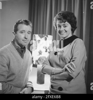Teddy et Henk Scholten vont à la télévision allemande, 11 décembre 1961, artistes, télévision, Chanteurs, pays-Bas, Agence de presse du XXe siècle photo, nouvelles à retenir, documentaire, photographie historique 1945-1990, histoires visuelles, L'histoire humaine du XXe siècle, immortaliser des moments dans le temps Banque D'Images