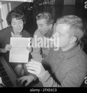 Teddy et Henk Scholten vont à la télévision allemande. Teddy et Henk Scholten et leur pianiste Wim Jongbloed, 11 décembre 1961, artistes, musique, Pianistes, télévision, chanteurs, pays-Bas, agence de presse du XXe siècle photo, news to Remember, documentaire, photographie historique 1945-1990, histoires visuelles, L'histoire humaine du XXe siècle, immortaliser des moments dans le temps Banque D'Images