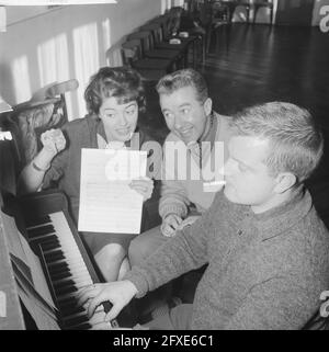 Teddy et Henk Scholten vont à la télévision allemande. Teddy et Henk Scholten et leur pianiste Wim Jongbloed, 11 décembre 1961, artistes, musique, Pianistes, télévision, chanteurs, pays-Bas, agence de presse du XXe siècle photo, news to Remember, documentaire, photographie historique 1945-1990, histoires visuelles, L'histoire humaine du XXe siècle, immortaliser des moments dans le temps Banque D'Images
