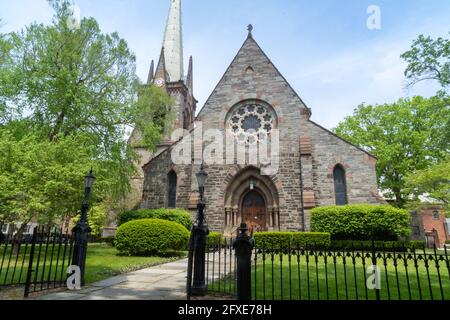 Schenectady, NY - USA - 22 mai 2021 : vue de la première église réformée de Schenectady, située au 8 North Church Street dans le quartier historique de Stockade Banque D'Images