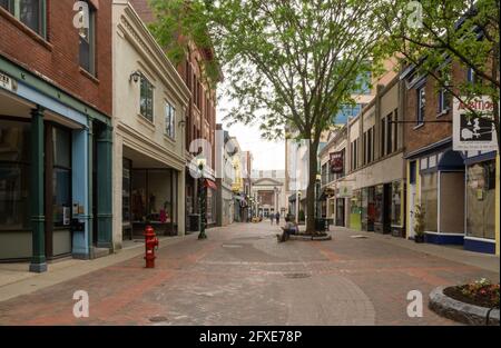 Schenectady, NY - USA - 22 mai 2021 : vue sur le paysage de la galerie marchande piétonne de Jay Street, bordée de boutiques de spécialités pittoresques, de boutiques, de galeries et d'ea Banque D'Images