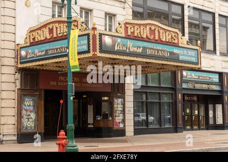 Schenectady, NY - USA - 22 mai 2021 : le théâtre Proctor est une ancienne maison vaudeville, conçue par l'architecte Thomas Lamb. La façade est en stuc Banque D'Images