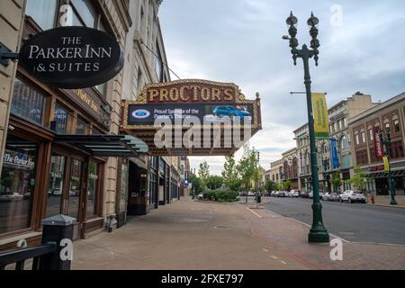 Schenectady, NY - USA - 22 mai 2021 : le théâtre Proctor est une ancienne maison vaudeville, conçue par l'architecte Thomas Lamb. La façade est en stuc Banque D'Images