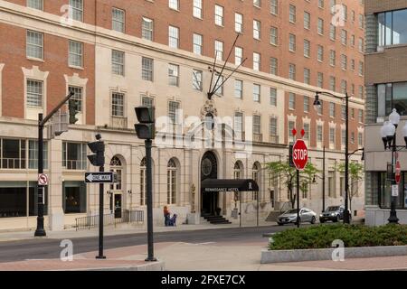 Albany, NY - Etats-Unis - 22 mai 2021 : entrée de l'hôtel Renaissnce, autrefois l'hôtel historique DeWitt Clinton. Banque D'Images