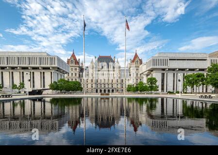 Albany, NY - États-Unis - 22 mai 2021 : vue sur le capitole historique de l'État de New York avec réflexions dans les bassins réfléchissants de l'Empire State Plaza Banque D'Images