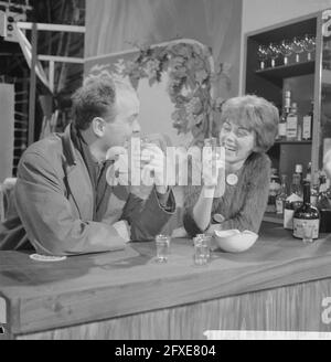 Répétition à la télévision les jours sombres dans la ville . Piet Kamerman et Conny van der Bos, 12 décembre 1961, répétitions télévisées, pays-Bas, agence de presse du xxe siècle photo, nouvelles à retenir, documentaire, photographie historique 1945-1990, histoires visuelles, L'histoire humaine du XXe siècle, immortaliser des moments dans le temps Banque D'Images