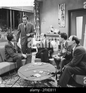 Poker de répétition à la télévision. Andre van den Heuvel, Peter Aryans, PIM Dikkers, Luc Lutz, juin 8, 1961, répétitions de la télévision, pays-Bas, Agence de presse du XXe siècle photo, nouvelles à retenir, documentaire, photographie historique 1945-1990, histoires visuelles, L'histoire humaine du XXe siècle, immortaliser des moments dans le temps Banque D'Images