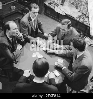 Poker de répétition à la télévision. Andre van den Heuvel, Peter Aryans, PIM Dikkers, Luc Lutz, juin 8, 1961, répétitions de la télévision, pays-Bas, Agence de presse du XXe siècle photo, nouvelles à retenir, documentaire, photographie historique 1945-1990, histoires visuelles, L'histoire humaine du XXe siècle, immortaliser des moments dans le temps Banque D'Images