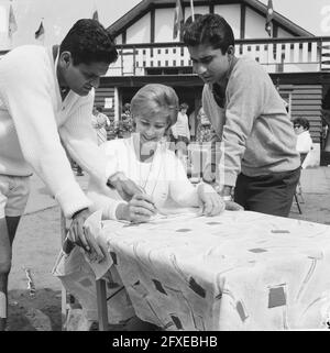 Championnats de tennis à Hilversum, Krishnan (l) Valerie Forbes et Akhtar Ali, 25 juillet 1962, championnats de tennis, pays-Bas, agence de presse du xxe siècle photo, nouvelles à retenir, documentaire, photographie historique 1945-1990, histoires visuelles, L'histoire humaine du XXe siècle, immortaliser des moments dans le temps Banque D'Images