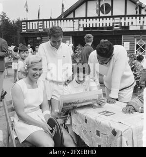 Championnats de tennis à Hilversum, Krishnan (l) Valerie Forbes et Akhtar Ali, 25 juillet 1962, championnats de tennis, pays-Bas, agence de presse du xxe siècle photo, nouvelles à retenir, documentaire, photographie historique 1945-1990, histoires visuelles, L'histoire humaine du XXe siècle, immortaliser des moments dans le temps Banque D'Images