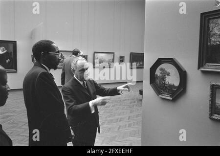 Le roi Moshoeshoe II de Lesoto visite le Rijksmuseum Adam le roi Moshoeshoe II, m.. Pesch, A. van Schendel par la peinture, 9 avril 1970, musées, peintures, Pays-Bas, Agence de presse du XXe siècle photo, nouvelles à retenir, documentaire, photographie historique 1945-1990, histoires visuelles, L'histoire humaine du XXe siècle, immortaliser des moments dans le temps Banque D'Images