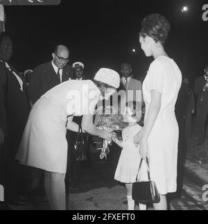 Princesse Beatrix et Claus au Suriname, à l'aéroport de Zanderij la princesse Beatrix a reçu des fleurs, 4 juillet 1966, DES FLEURS, des offres, Princesses, aéroports, pays-Bas, Agence de presse du XXe siècle photo, news to remember, documentaire, photographie historique 1945-1990, histoires visuelles, L'histoire humaine du XXe siècle, immortaliser des moments dans le temps Banque D'Images