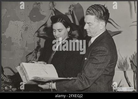 Exposition Afrique du Sud 300 ans au Tropenmuseum à Amsterdam. Lettre de Jan van Riebeeck en 1656 aux dix-sept lords demandant une augmentation de son salaire. Son salaire annuel s'élevait à 70 fl et il voulait qu'il passe à 85 fl. L'augmentation a été refusée. La lettre est admirée à l'exposition. La signature de Jan van Riebeeck est visible sur la fiche, 27 mars 1952, visiteurs, histoire, colonies, Expositions, pays-Bas, Agence de presse du XXe siècle photo, nouvelles à retenir, documentaire, photographie historique 1945-1990, histoires visuelles, Histoire humaine du XXe siècle Banque D'Images