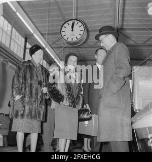 Retour de la délégation d'Amsterdam de New York . Le maire van Hall et son épouse, 15 novembre 1961, délégations, femmes, Pays-Bas, Agence de presse du XXe siècle photo, nouvelles à retenir, documentaire, photographie historique 1945-1990, histoires visuelles, L'histoire humaine du XXe siècle, immortaliser des moments dans le temps Banque D'Images