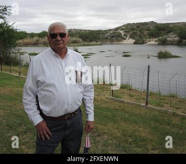 Del Rio, États-Unis. 12 mai 2021. Joe Frank Martínez, shérif du comté de Val Verde dans l'État américain du Texas, se trouve près du Rio Grande dans la ville frontalière. (À dpa: 'La zone problématique de Bidens') crédit: Lena Klimkeit/dpa/Alay Live News Banque D'Images