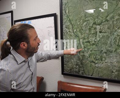 Del Rio, États-Unis. 12 mai 2021. Bruno Lozano, maire démocrate de la ville frontalière des États-Unis, indique un endroit sur une vue aérienne de la région frontalière où se trouve sa ville. (À dpa: 'La zone problématique de Bidens') crédit: Lena Klimkeit/dpa/Alay Live News Banque D'Images