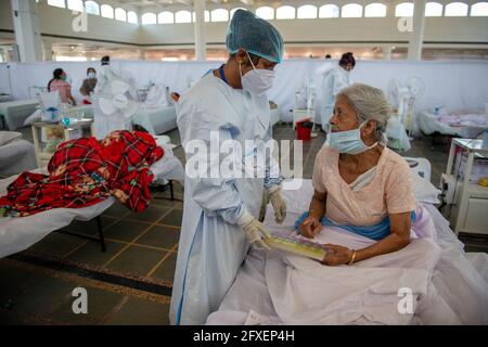 New Delhi, Inde. 26 mai 2021. Un professionnel de la santé portant un équipement de protection individuelle (EPI) a vu parler à une femme âgée au Sri Guru Tegh Bahadar Covid-19 Medical isolation & Treatment Centre, à Gurdwara Rakab Ganj Sahib. Delhi Sikh Gurdwara Comité de gestion dirigez un centre de soins Covid-19 avec l'aide de l'organisation internationale des droits de l'homme et du gouvernement de Delhi. Le 26 mai 2021 24, 95,591 cas actifs ont été enregistrés en Inde selon le site Web du ministère de la Santé. (Photo de Pradeep Gaur/SOPA Images/Sipa USA) crédit: SIPA USA/Alay Live News Banque D'Images