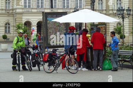 NOVI SAD, SERBIE - 07 mai 2012 : Novi Sad, Serbie, 7 mai 2012. - les touristes voyageant à vélo s'arrêtent à Novi Sad, Serbie. Acheter des souvenirs et des posters Banque D'Images