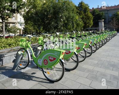 BUDAPEST, HONGRIE - 15 septembre 2019: Budapest, Hongrie - 15 septembre 2019: Louer une station de vélo à Budapest, bubi MOL pour les turistes et les personnes qui ne le font pas Banque D'Images