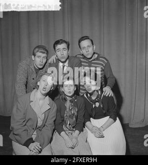 Théâtre Pauze-Cabaret. I. de Vries, M. Cefaars et T. Radies, J. Luyer, E. Schneider et R. van der Meulen, 13 mars 1961, cabaret, artistes de cabaret, Portraits de groupe, pays-Bas, photo de l'agence de presse du XXe siècle, nouvelles à retenir, documentaire, photographie historique 1945-1990, histoires visuelles, L'histoire humaine du XXe siècle, immortaliser des moments dans le temps Banque D'Images