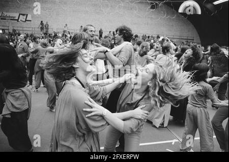 The Orange Full Moon Affair un festival international de Bhagwan au stade Frans Otten à Amsterdam dansant les membres de Bhagwan, 17 juillet 1981, FESTIVALS, pays-Bas, agence de presse du xxe siècle photo, nouvelles à retenir, documentaire, photographie historique 1945-1990, histoires visuelles, L'histoire humaine du XXe siècle, immortaliser des moments dans le temps Banque D'Images