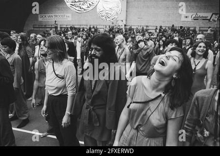 L'affaire Orange Full Moon un festival international de Bhagwan au stade Frans Otten à Amsterdam membres de Bhagwan pendant le festival, 17 juillet 1981, FESTIVALS, pays-Bas, agence de presse du xxe siècle photo, nouvelles à retenir, documentaire, photographie historique 1945-1990, histoires visuelles, L'histoire humaine du XXe siècle, immortaliser des moments dans le temps Banque D'Images