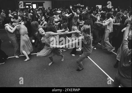 L'Orange Full Moon affaire un festival international de Bhagwan dans le stade Frans Otten à Amsterdam membres de Bhagwan pendant le festival, 17 juillet 1981, FESTIVALS, pays-Bas, agence de presse du xxe siècle photo, nouvelles à retenir, documentaire, photographie historique 1945-1990, histoires visuelles, L'histoire humaine du XXe siècle, immortaliser des moments dans le temps Banque D'Images