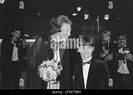 La reine Beatrix a reçu des fleurs de l'acteur principal Danny de Munk (Ciske), 27 mars 1984, ÉCOULEMENTS, PREMIÈRES, Films, reines, pays-Bas, Agence de presse du XXe siècle photo, news to remember, documentaire, photographie historique 1945-1990, histoires visuelles, L'histoire humaine du XXe siècle, immortaliser des moments dans le temps Banque D'Images