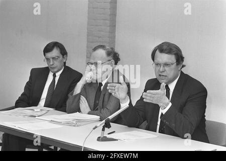Explication des activités du Comité d'enquête parlementaire sur les subventions de construction par le président Klaas de Vries (r), Left Van Rey, Middle Weyers, 18 février 1987, Réunions, présidents, pays-Bas, Agence de presse du XXe siècle photo, nouvelles à retenir, documentaire, photographie historique 1945-1990, histoires visuelles, L'histoire humaine du XXe siècle, immortaliser des moments dans le temps Banque D'Images