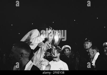 Tottenham Hotspurs contre l'Atletico Madrid 5-1. Blanchflower avec coupe, 15 mai 1963, sport, football, pays-Bas, agence de presse du xxe siècle photo, nouvelles à retenir, documentaire, photographie historique 1945-1990, histoires visuelles, L'histoire humaine du XXe siècle, immortaliser des moments dans le temps Banque D'Images
