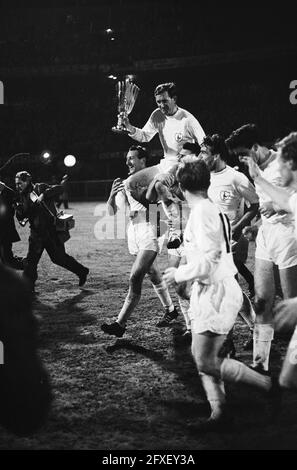 Tottenham Hotspurs contre l'Atletico Madrid 5-1. Capitaine Blanchflower avec la coupe prise sur ses épaules par son équipe, 15 mai 1963, capitaines, épaules, sports, Football, pays-Bas, Agence de presse du XXe siècle photo, nouvelles à retenir, documentaire, photographie historique 1945-1990, histoires visuelles, L'histoire humaine du XXe siècle, immortaliser des moments dans le temps Banque D'Images