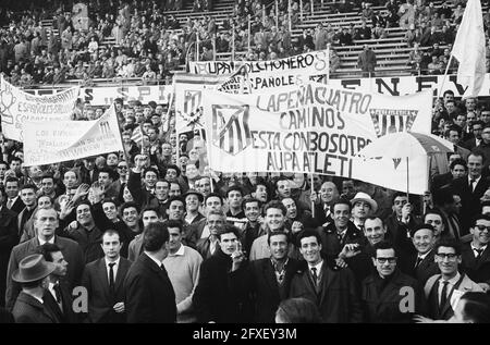 Tottenham Hotspurs contre l'Atletico Madrid 5-1. N° 2, 3 et 4 Supporters Atletico Madrid, 15 mai 1963, SUPPORTERS, sports, Football, pays-Bas, Agence de presse du XXe siècle photo, nouvelles à retenir, documentaire, photographie historique 1945-1990, histoires visuelles, L'histoire humaine du XXe siècle, immortaliser des moments dans le temps Banque D'Images