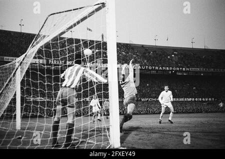 Tottenham Hotspurs contre l'Atletico Madrid 5-1. Lecture de moments, 15 mai 1963, lecture de moments, sports, Football, pays-Bas, Agence de presse du XXe siècle photo, nouvelles à retenir, documentaire, photographie historique 1945-1990, histoires visuelles, L'histoire humaine du XXe siècle, immortaliser des moments dans le temps Banque D'Images